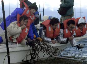 DPJ lawmakers inspect seaweed farms in Ariake Sea
